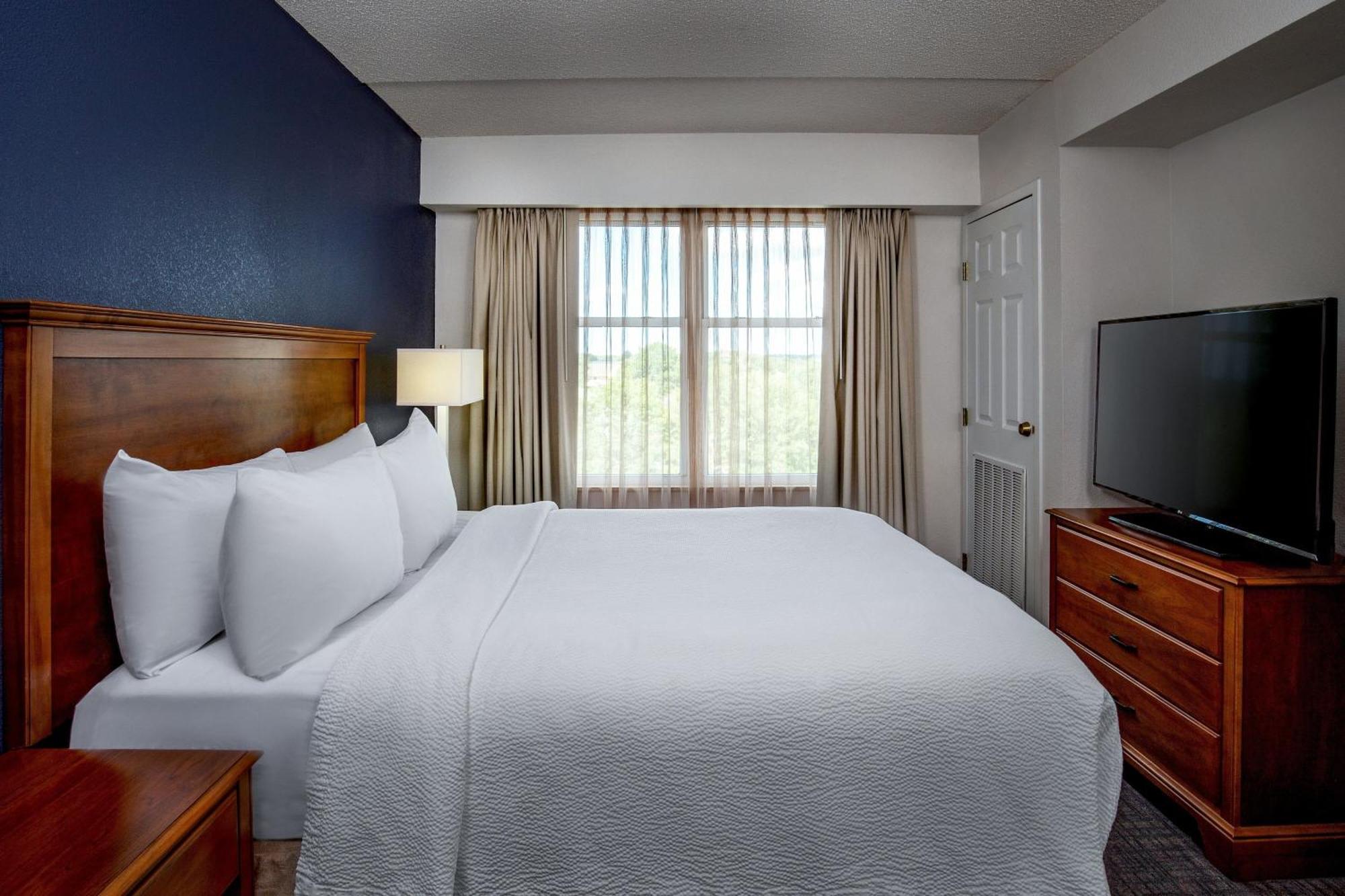By Marriott Greenbrier Hotel Chesapeake