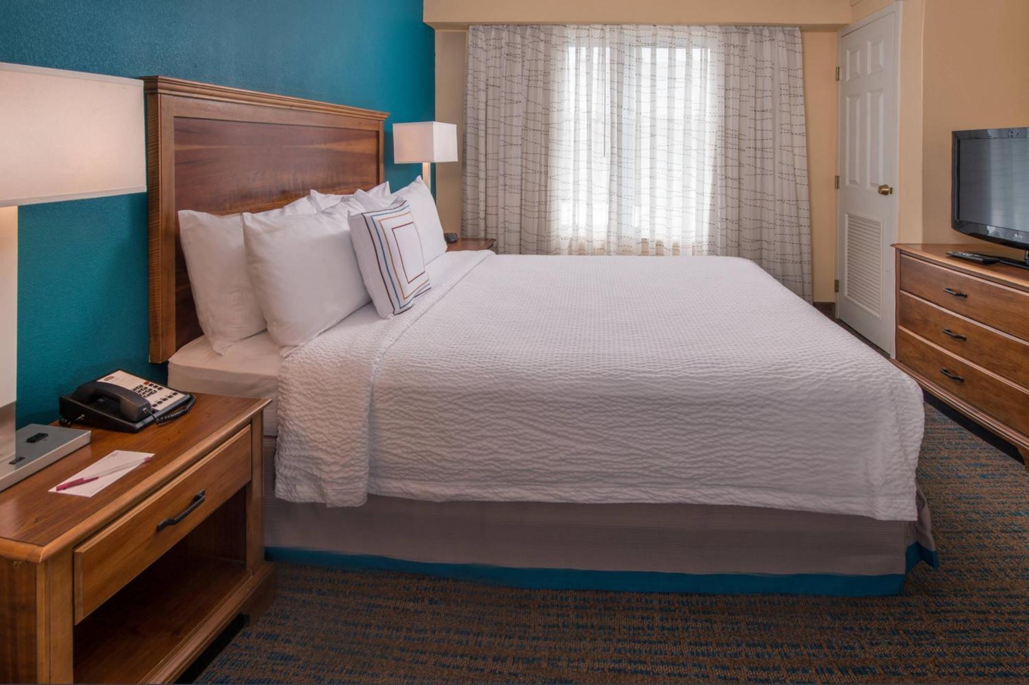 By Marriott Greenbrier Hotel Chesapeake