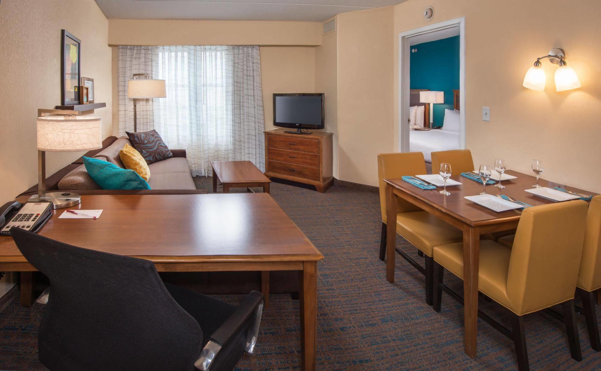 By Marriott Greenbrier Hotel Chesapeake